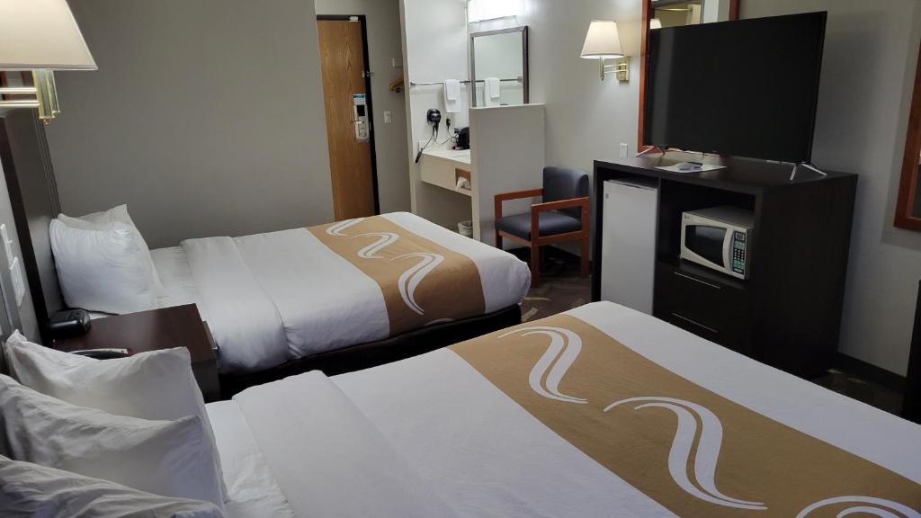 Quality Inn & Suites Salina National Forest Area - Queen Room Met Twee Queensize Bedden