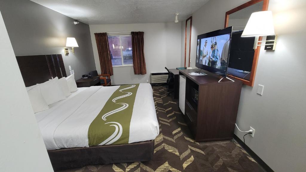 Quality Inn & Suites Salina National Forest Area - Standard King Room - Niet -roken
