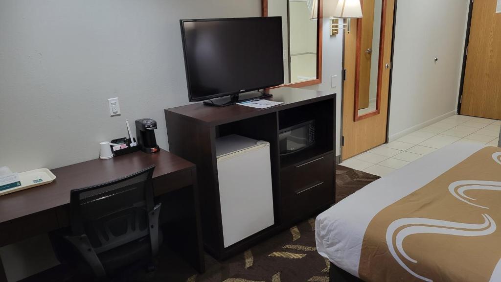 Quality Inn & Suites Salina National Forest Area - Kamer Met Queensize Bed - Toegankelijk/Rookvrij