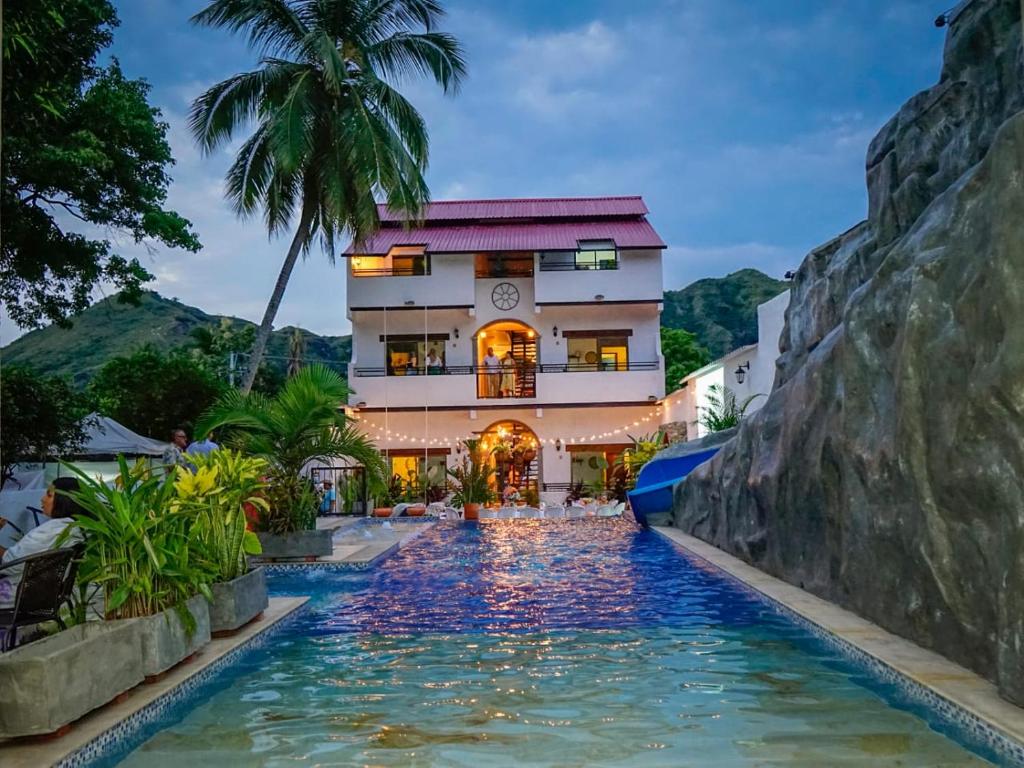 un hotel con piscina frente a un edificio en Honda Colonial Magdalena Resort en Honda