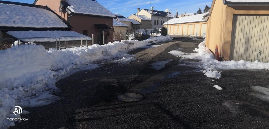 LES FONTANILLES odeillo chalet 60 WIFI & PARKING gratuit exposé plein sud & plein pied , draps & serviettes de toilettes non inclus, sabanas y toallas no incluidos v zimě