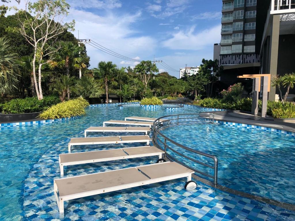 สระว่ายน้ำที่อยู่ใกล้ ๆ หรือใน BeachFont Bang Saray By RoomQuest Hotel