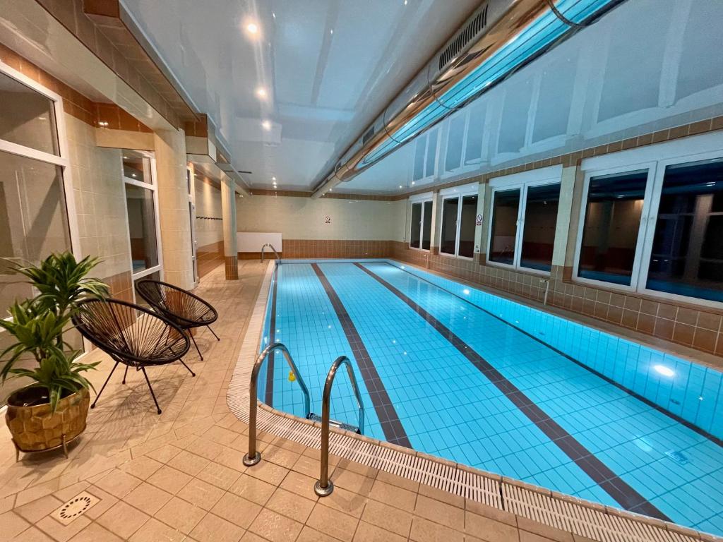 una gran piscina en un edificio en Promes Mielno, en Mielno