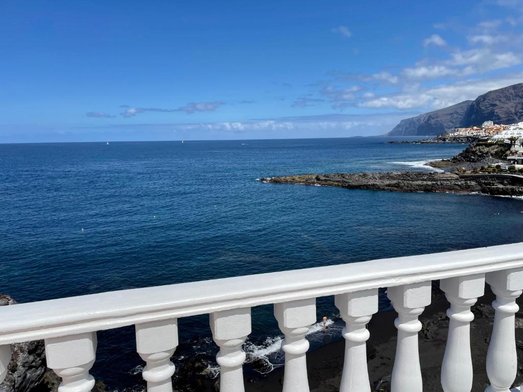 uma vista para o oceano a partir de uma varanda em Luxury Villa Los Gigantes em Puerto de Santiago