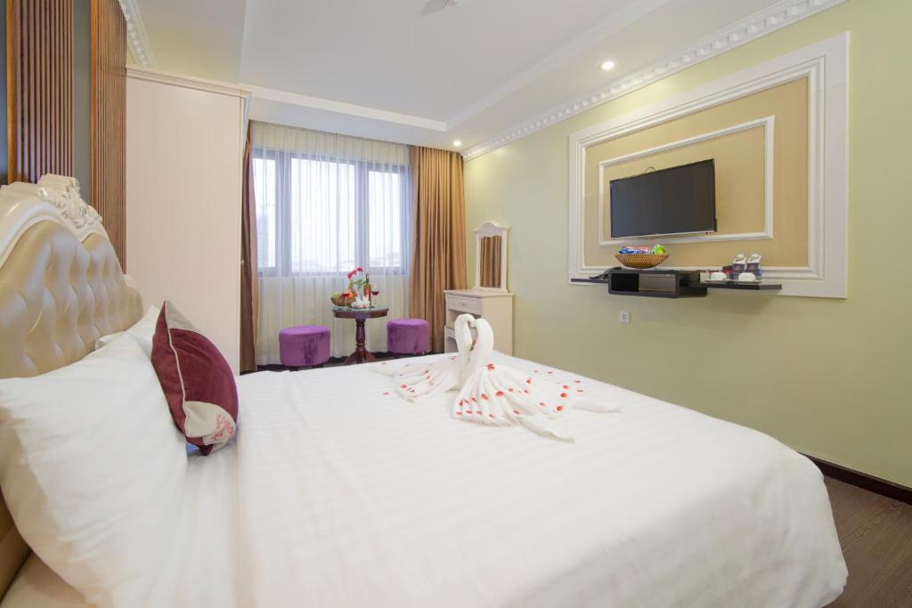 Postel nebo postele na pokoji v ubytování Le Indochina Hotel & Beach Da Nang City