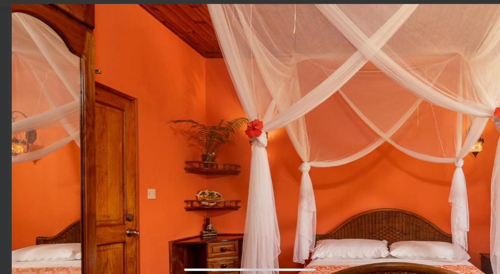 Postel nebo postele na pokoji v ubytování Effie Mountain View coco villa