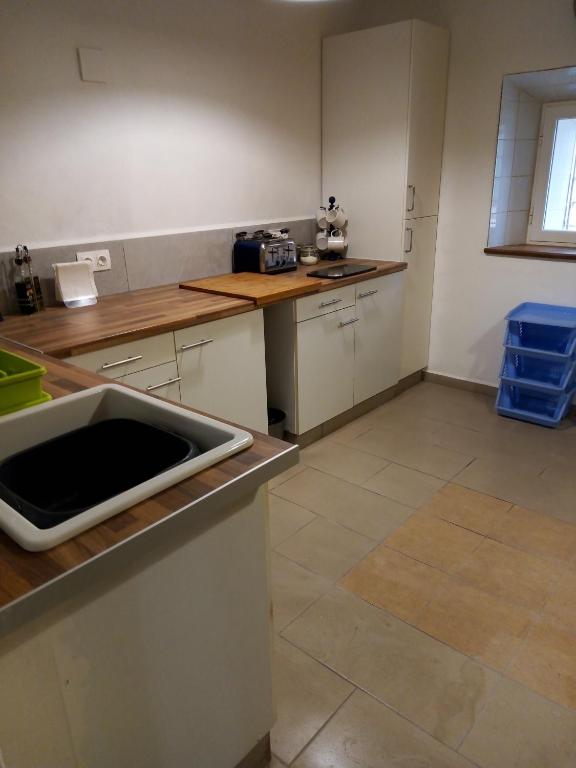 A kitchen or kitchenette at Casa en la Plaza, Hinojares - Ideal for exploring the area