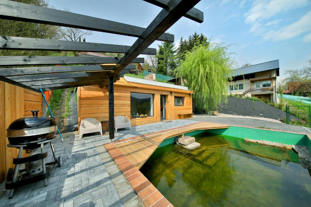 Bazén v ubytování Apartmán Malá Skála nebo v jeho okolí