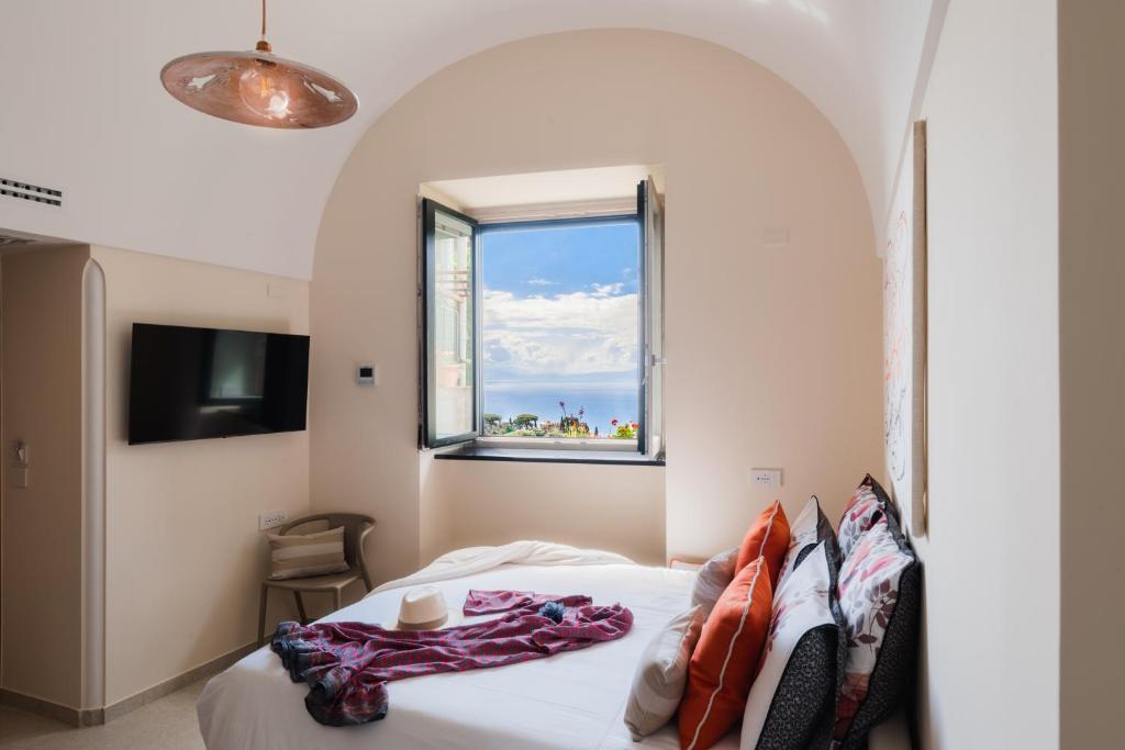 1 dormitorio con cama y ventana en Lemon in the air Family, en Pontone