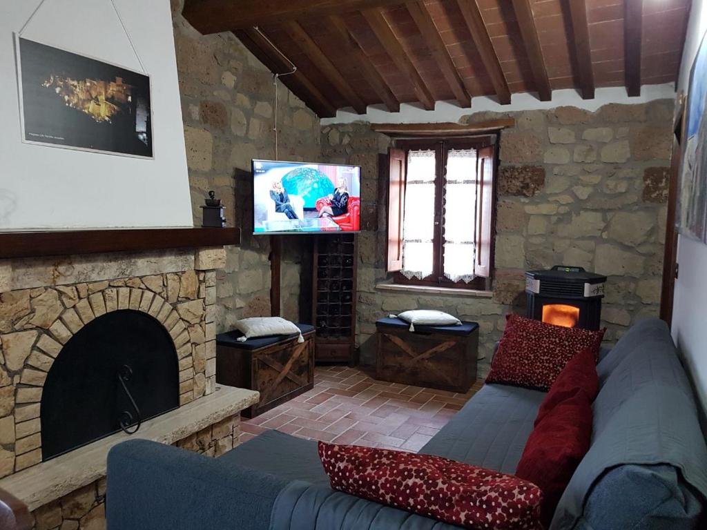 uma sala de estar com um sofá e uma lareira em Francy&Francy Apartment em Pitigliano