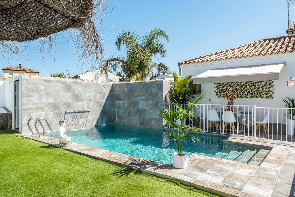 una piscina nel cortile di una casa di Casa Mirajanda a Vejer de la Frontera