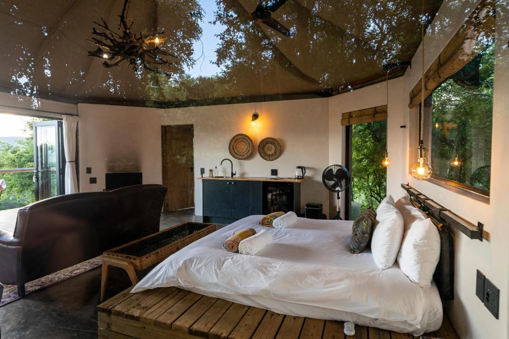 Postel nebo postele na pokoji v ubytování Sasi Africa Luxury Tented Bush Lodge
