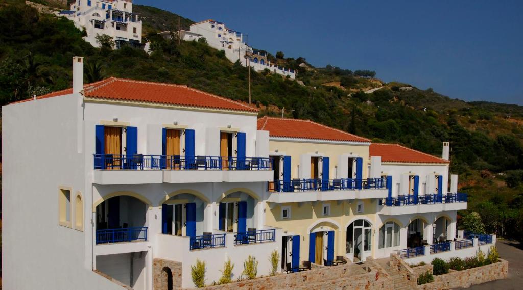 Nespecifikovaný výhled na hory nebo výhled na hory při pohledu z hotelu