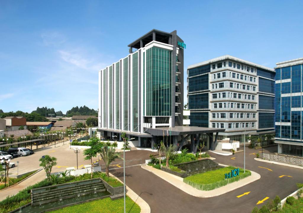 een groep hoge gebouwen op een parkeerplaats bij THE 1O1 Jakarta Airport CBC in Tangerang