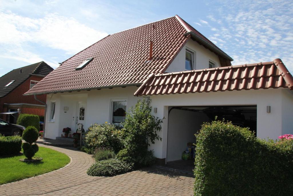 een wit huis met een grote garage bij Ferienhaus Windberg in Sassnitz