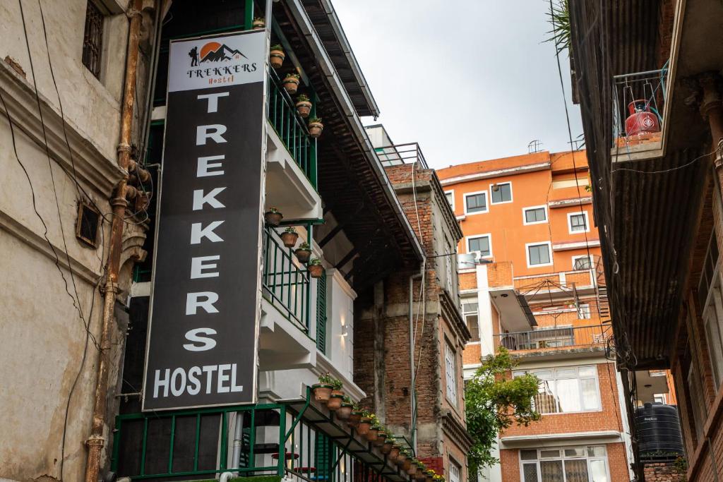 un cartello hotel sul lato di un edificio di Trekkers Hostel a Kathmandu
