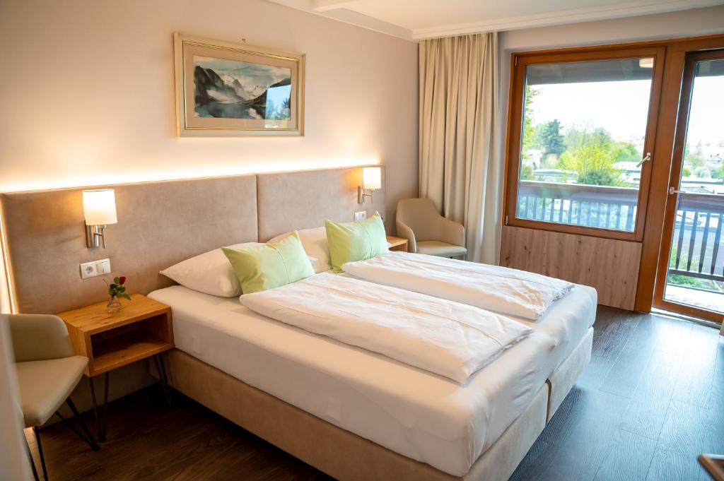 pokój hotelowy z dużym łóżkiem i oknem w obiekcie Hotel Haus Arenberg w mieście Salzburg