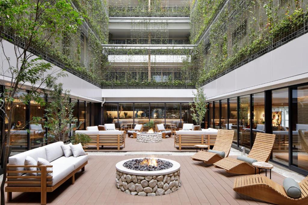 une terrasse meublée et un foyer extérieur. dans l'établissement GOOD NATURE HOTEL KYOTO, à Kyoto