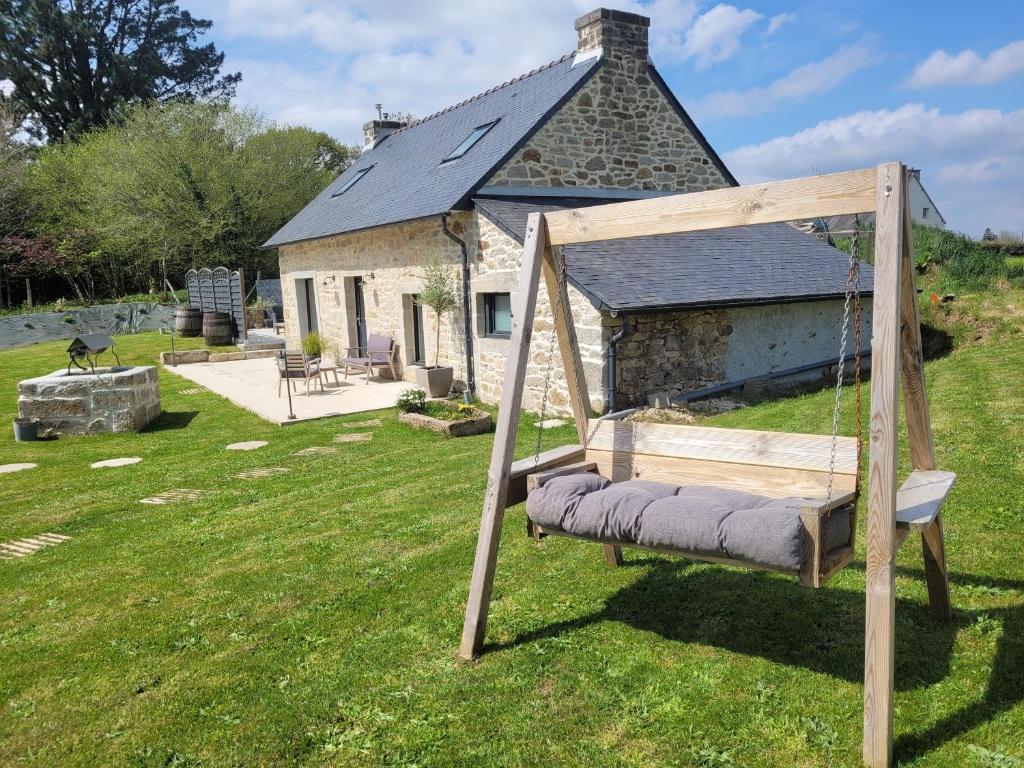 een schommel in een tuin voor een huis bij Ti Mein Glas, maison proche de Quimper in Landudal