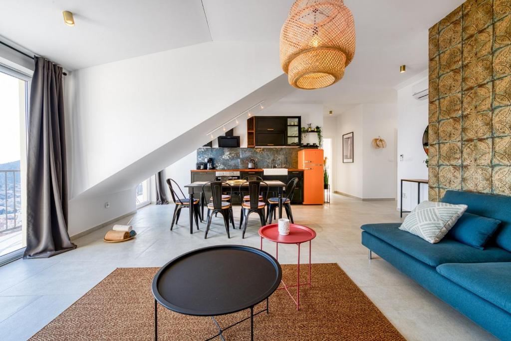 Posedenie v ubytovaní Apartment Divine with sea view