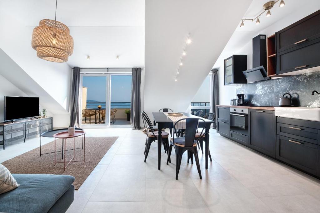 Kuchyňa alebo kuchynka v ubytovaní Apartment Divine with sea view