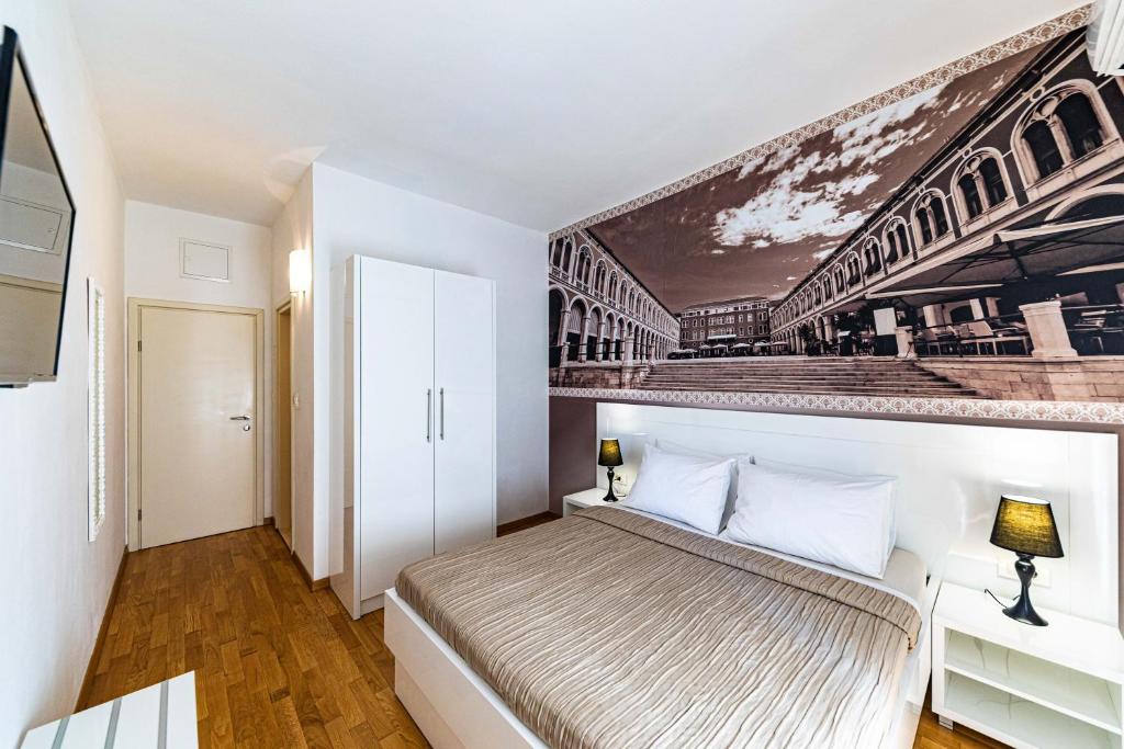 Riva City Rooms - Deluxe Double Room With Side Sea View