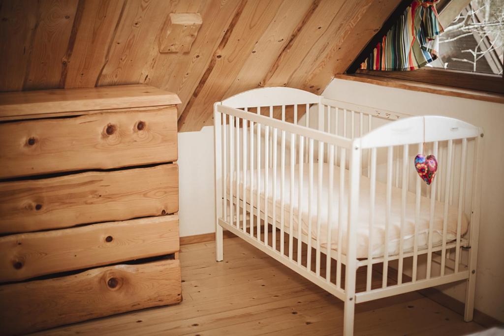 Postel nebo postele na pokoji v ubytování UROCZY DOMEK