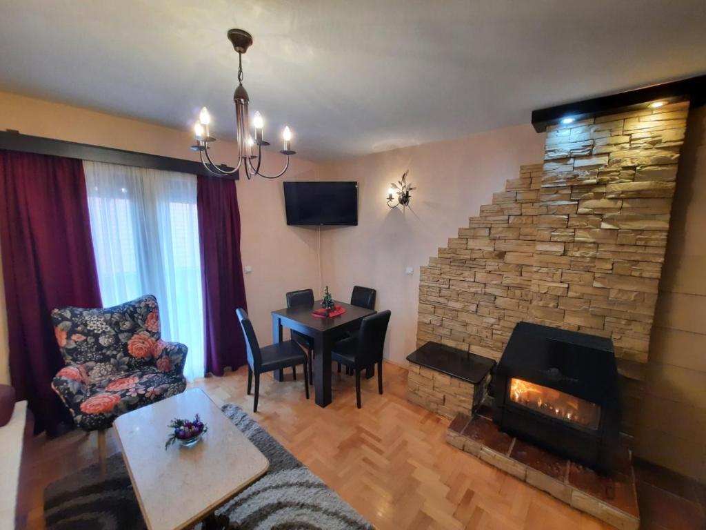 TV a/nebo společenská místnost v ubytování Tara Apartmani Malešević - 1
