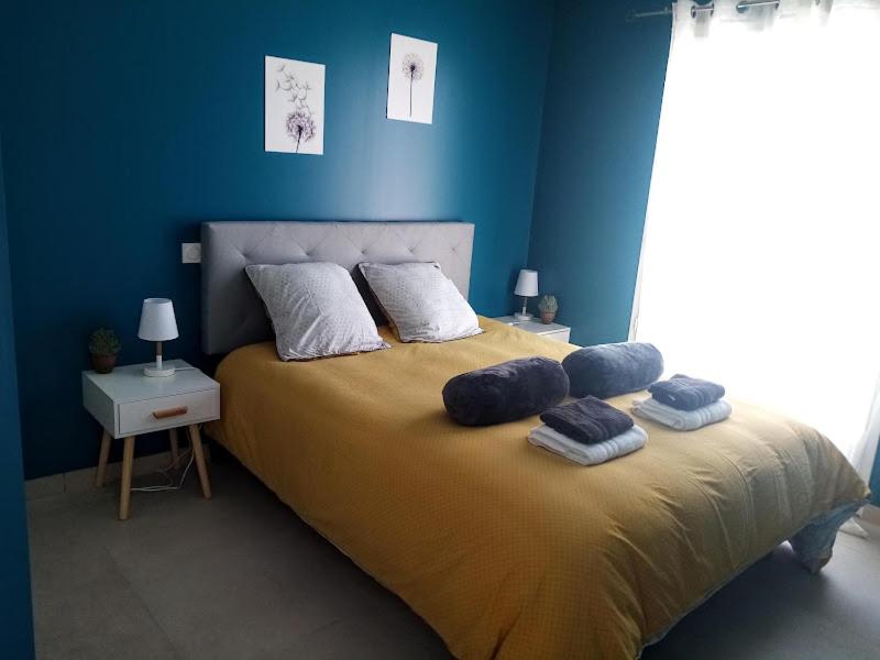 1 dormitorio azul con 1 cama grande y paredes azules en La Maison de Laurie en Pézenas