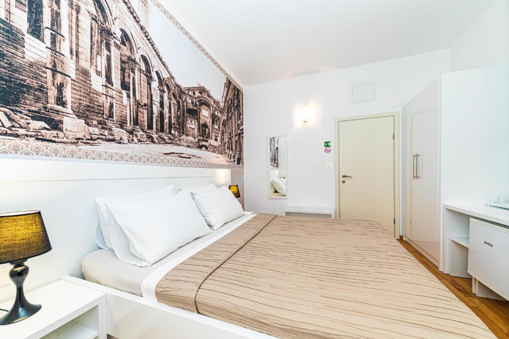 Riva City Rooms - Deluxe Double Room With Side Sea View