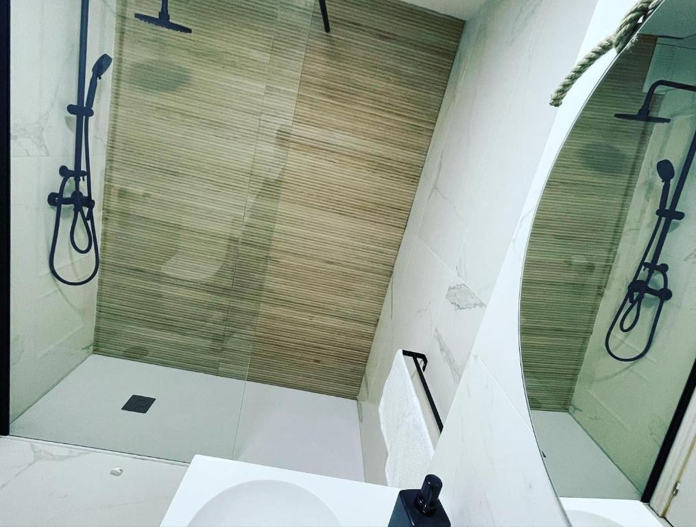 Łazienka w obiekcie BALCON PLAYA Y PISCINA 2 Habitaciones IPANEMA PONDOS
