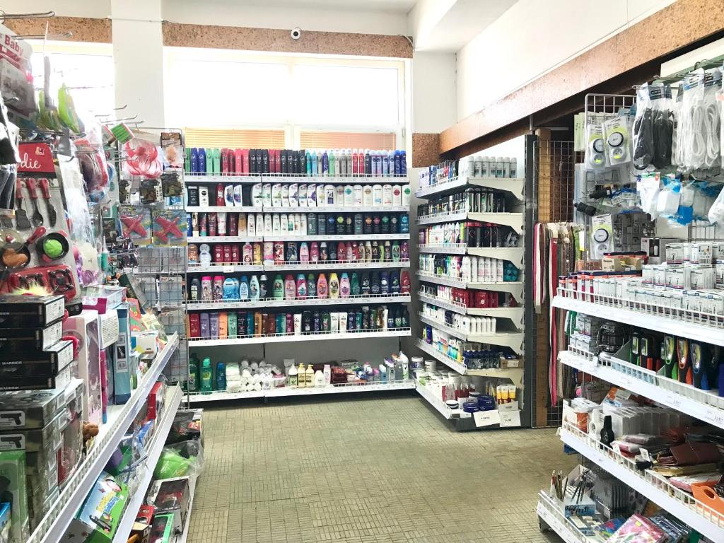 Supermarket nebo jiné obchody v  penzionu nebo okolí