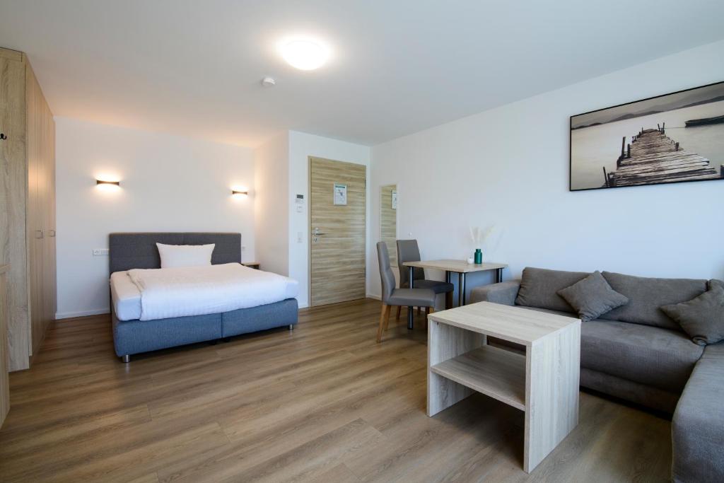 Postel nebo postele na pokoji v ubytování Smart & Stay Aparthotel Saarlouis Lisdorf - Self-Check-In - Free Parking
