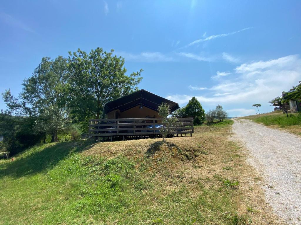 Příroda nedaleko luxury tent