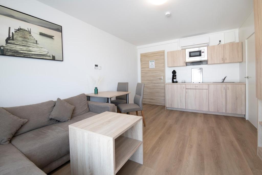 Kuchyň nebo kuchyňský kout v ubytování Smart & Stay Aparthotel Saarlouis Lisdorf - Self-Check-In - Free Parking