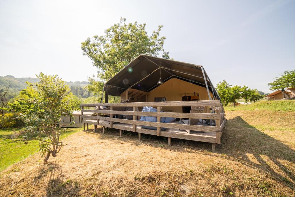 Příroda nedaleko luxury tent