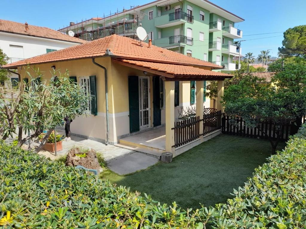 Κήπος έξω από το Villa la Casetta con giardino a 30 m dal mare