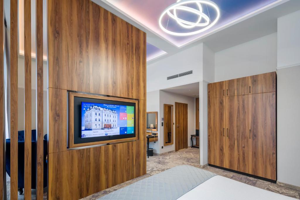 Televízia a/alebo spoločenská miestnosť v ubytovaní Sky Hotel Kraków