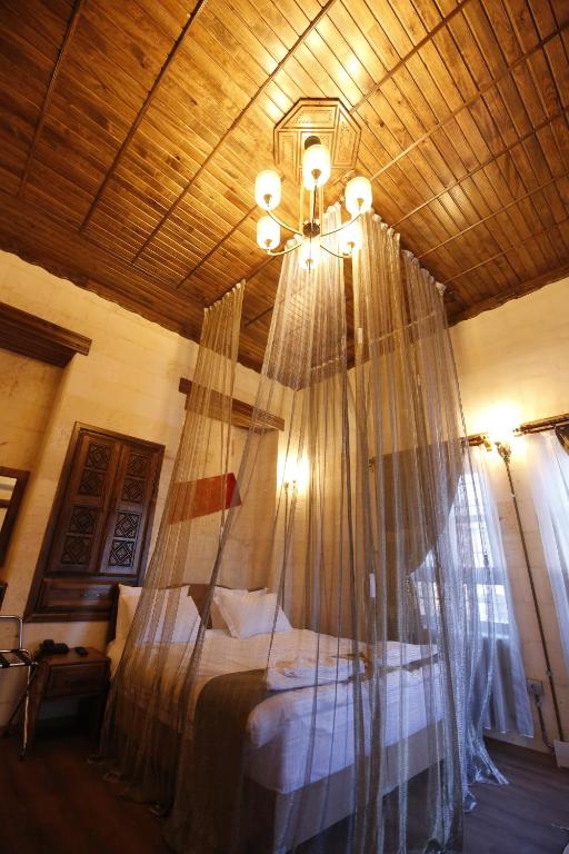um quarto com uma cama e uma rede mosquiteira em Kaliruha Boutique Hotel em Şanlıurfa