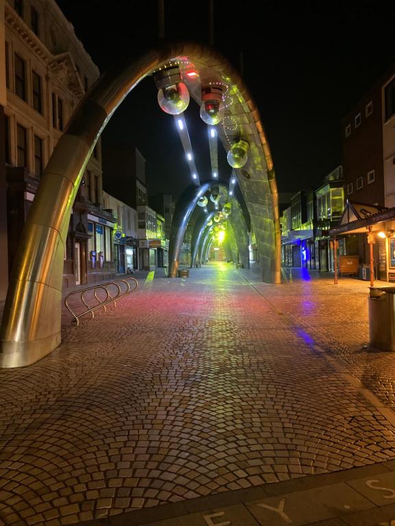 une arche dans une rue de la ville la nuit dans l'établissement Winter Gardens North Pier 2 Bed, à Blackpool