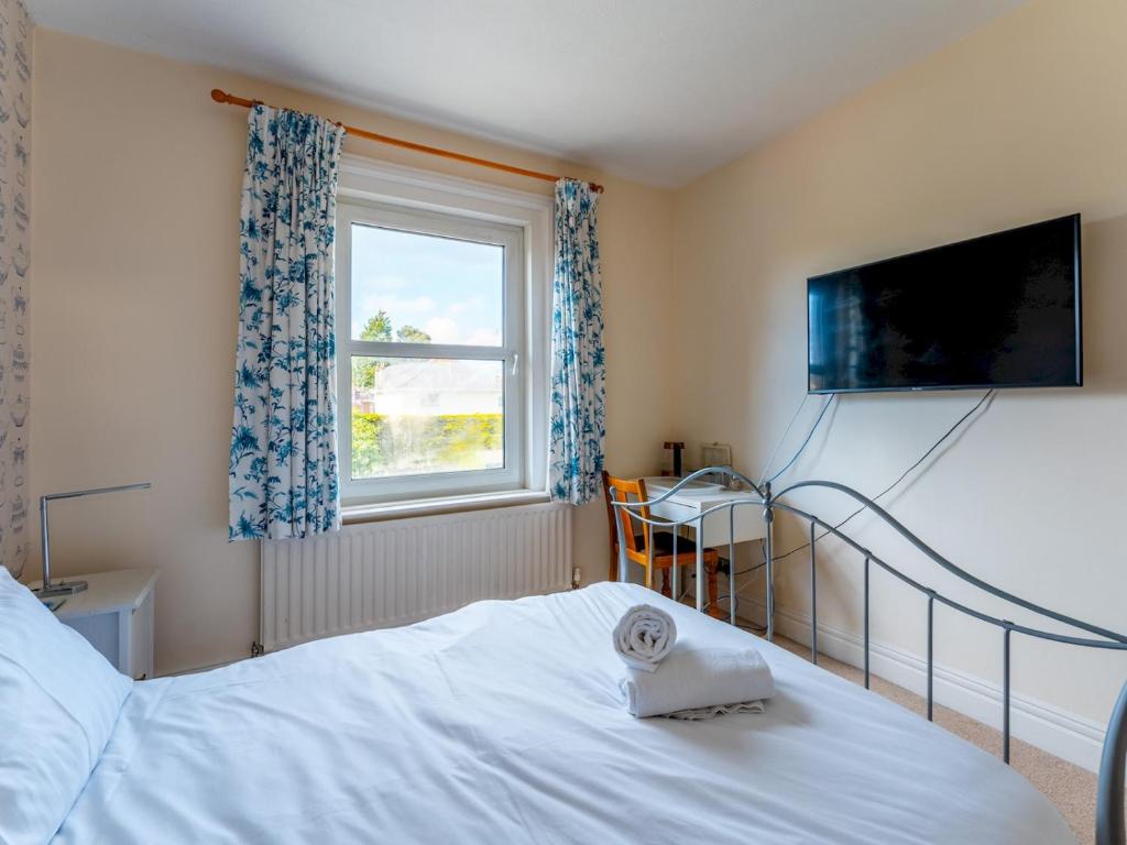 Pass the Keys Lovely adjoining family rooms in house and parking