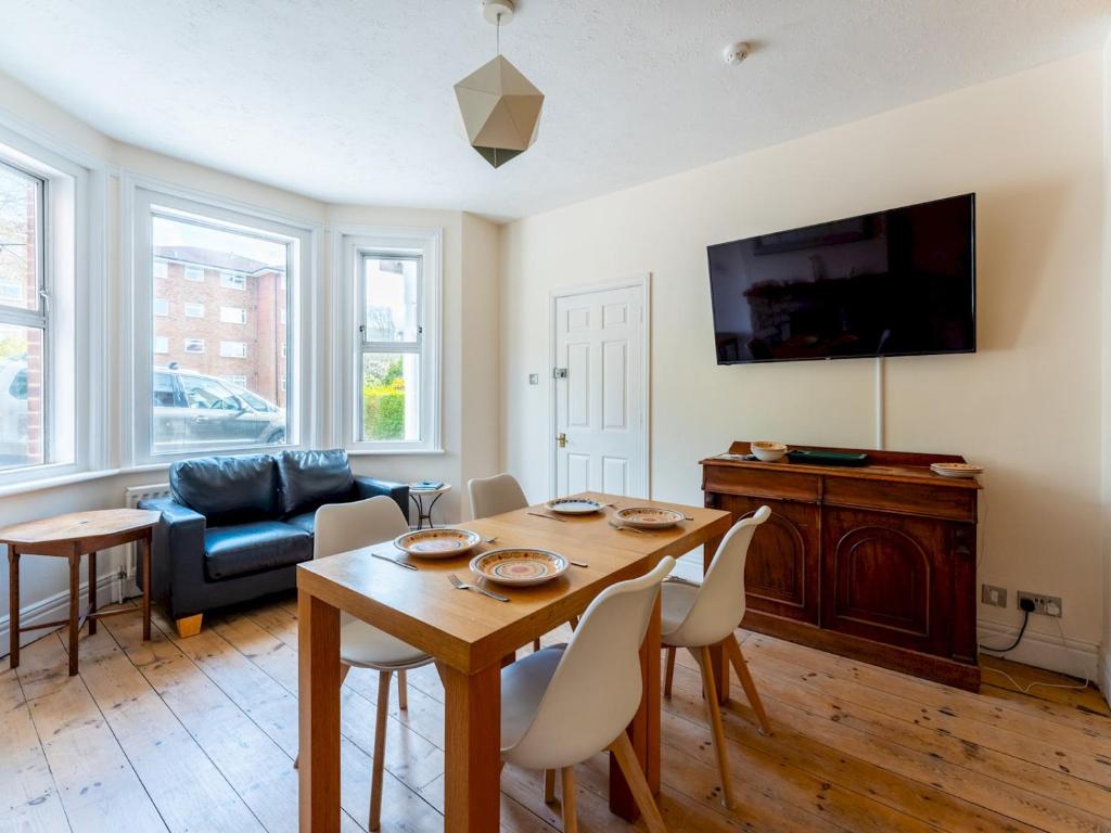 Pass the Keys Lovely adjoining family rooms in house and parking