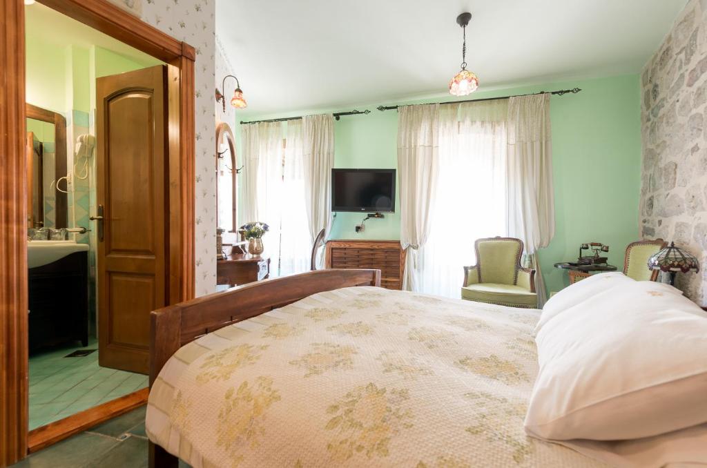 Una cama o camas en una habitación de Hotel Monte Cristo