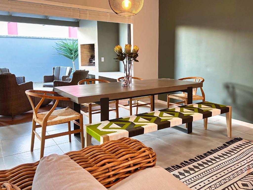 Turmalin Cottage Unit 2 في سواكوبموند: غرفة طعام مع طاولة وكراسي