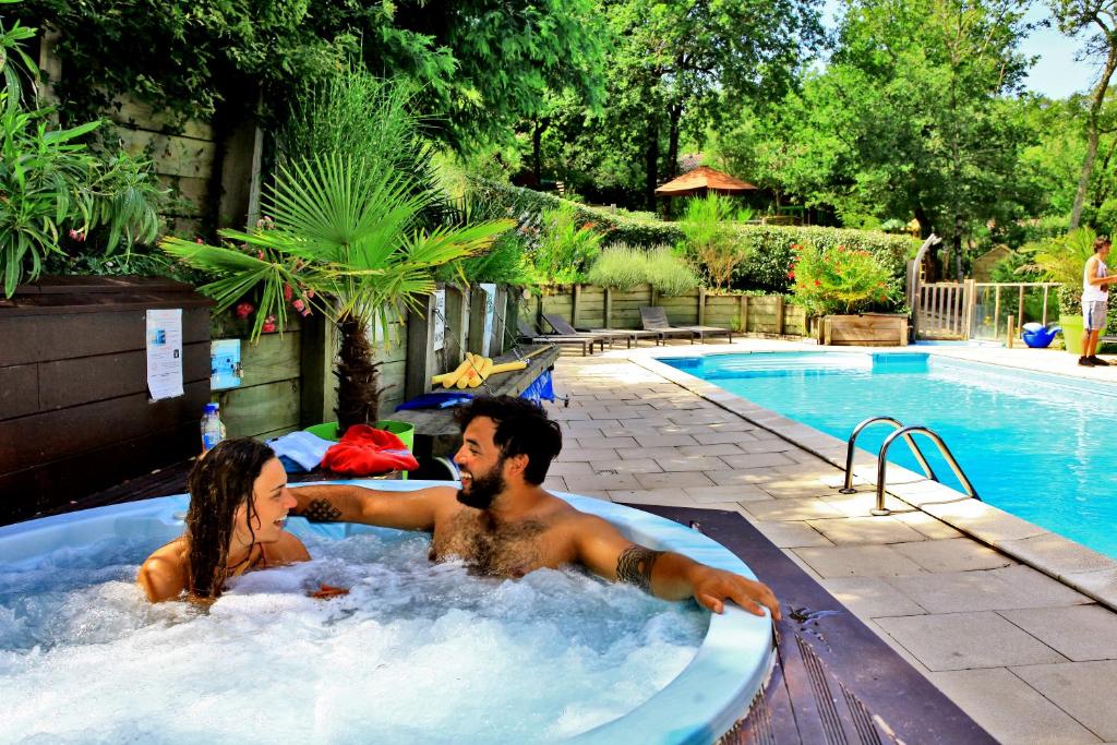 Bazén v ubytování Village Nature et Océan à côté de la plage avec piscine et jacuzzi nebo v jeho okolí