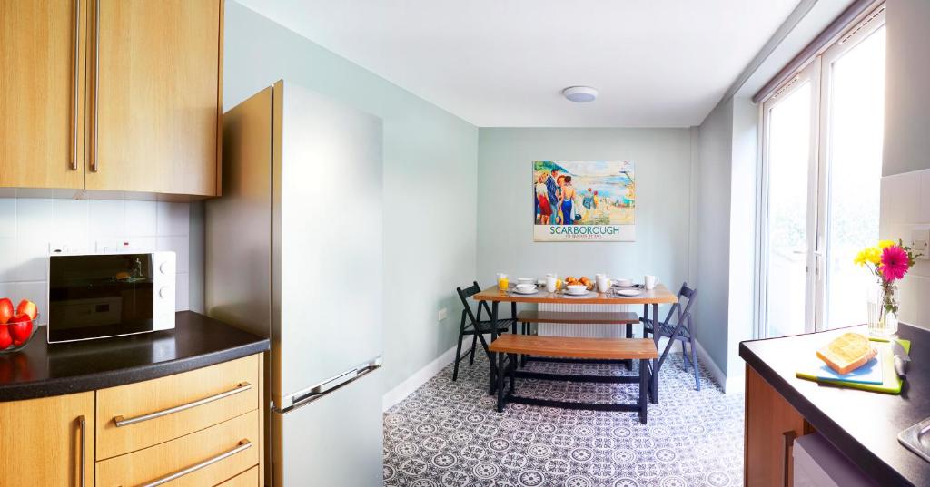 Beautifully furnished 4-bed townhouse on South Cliff 3