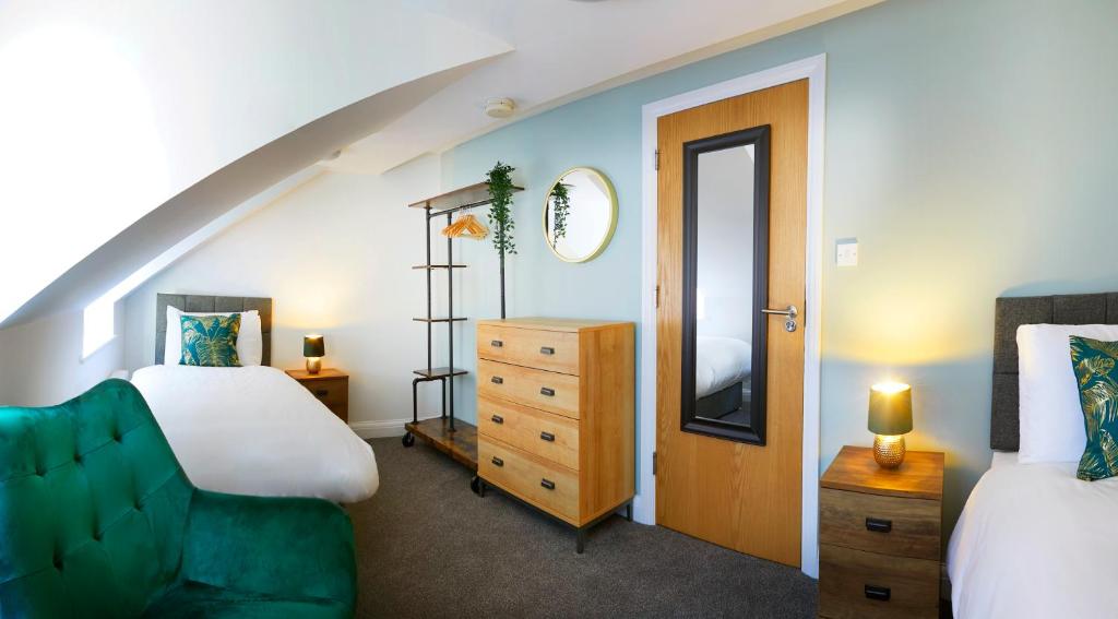Beautifully furnished 4-bed townhouse on South Cliff 6