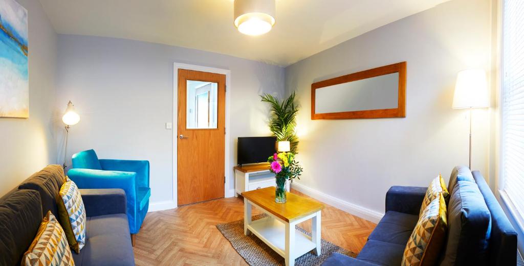 Beautifully furnished 4-bed townhouse on South Cliff 4