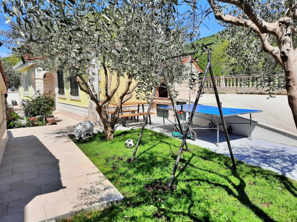 Bazén v ubytování Holiday Home Maslina nebo v jeho okolí