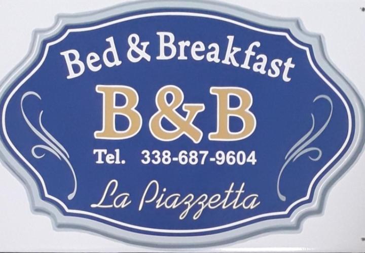 um sinal azul para um restaurante de acomodação e pequeno-almoço em B&B La Piazzetta em Fragagnano